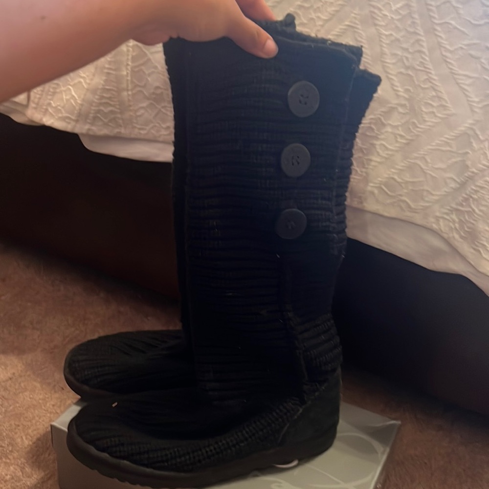 Used Ugg knit shoes in black size 9